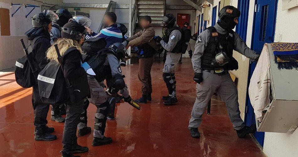 إدارة سجن "ريمون" تصعيد إجراءاتها التّنكيلية بحقّ الأسرى وتهدد بفرض مزيد من العقوبات
