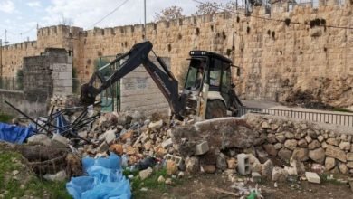 سلطات الاحتلال يجرف مقبرة الشهداء