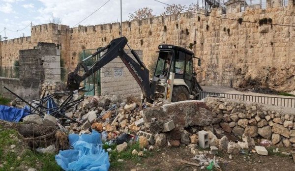 سلطات الاحتلال يجرف مقبرة الشهداء