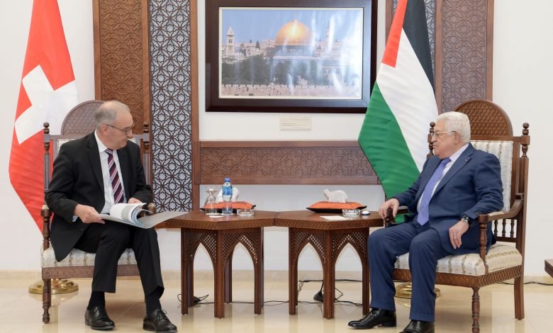 عباس: الوضع الحالي خطير جداً ونمد يدنا للإسرائيليين