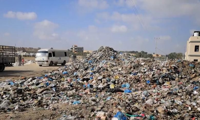جهود أممية لنقل أكوام النفايات بعيدا عن المناطق المكتظة في غزة