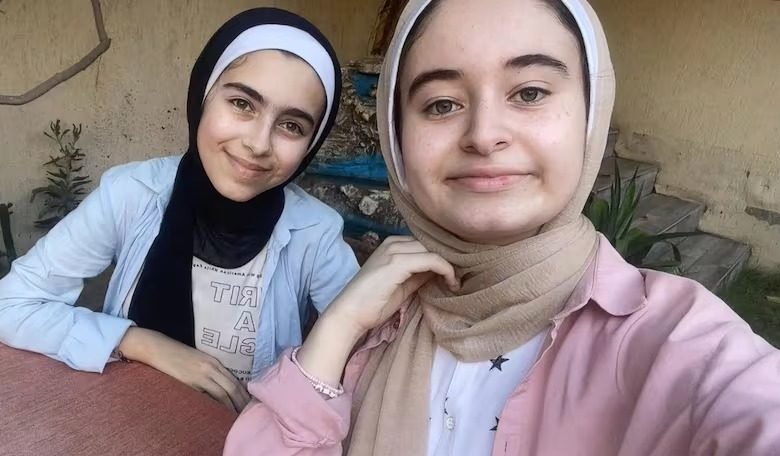 تالا موسى (17 عاماً) وشقيقتها فرح (15 عاماً)