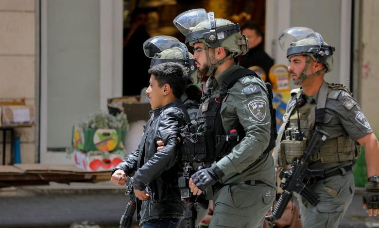 مركز حقوقي: 350 طفلا في سجون الاحتلال عشية يوم الأسير