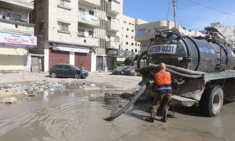 لديات غزة تطلق صرخة تحذير: نفاد الزيوت الصناعية يهدد بانهيار الخدمات الأساسية